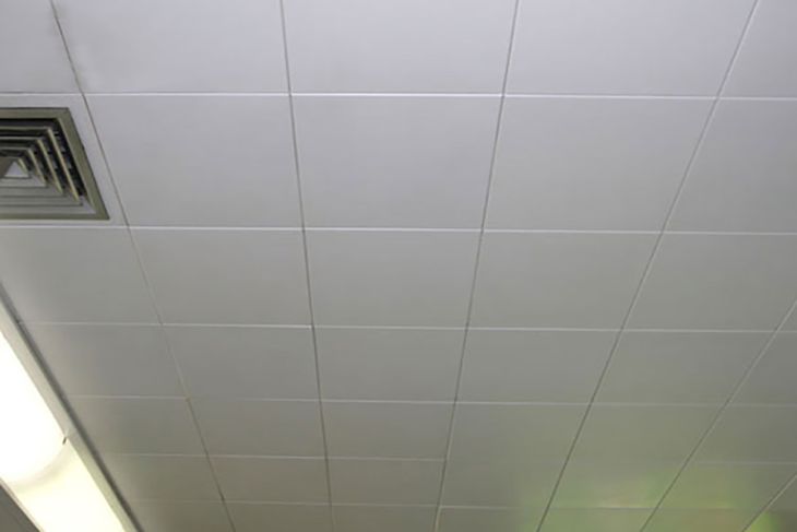 Trần nhôm Clip-in 600x600 được sử dụng nhiều tại những công trình dịch vụ nhờ những ưu điểm vượt trội của nó